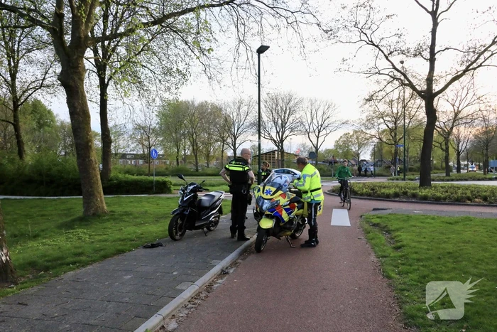 Scooterrijder botst boven op lantaarnpaal