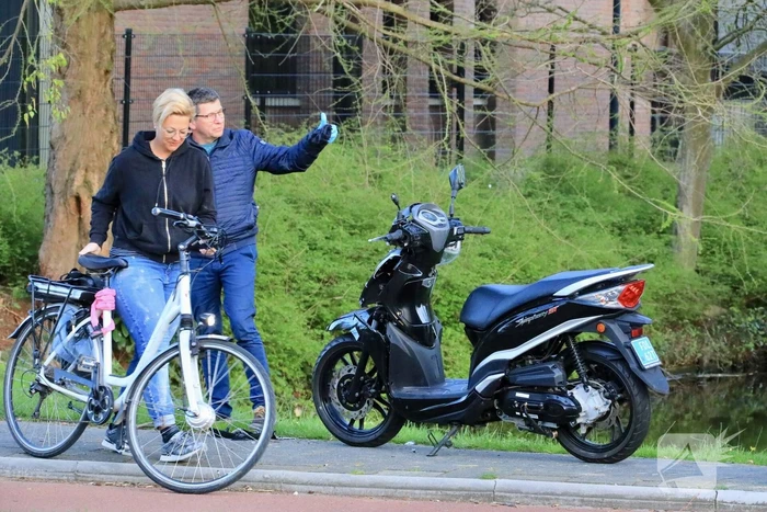 Scooterrijder botst boven op lantaarnpaal