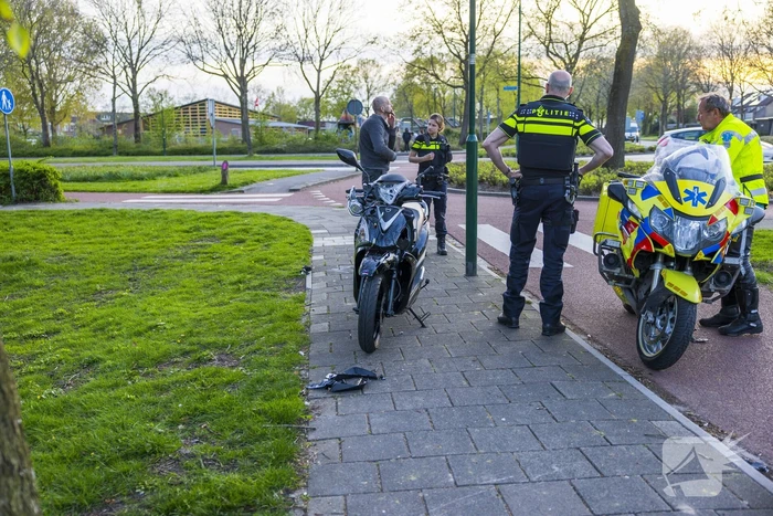 Scooterrijder botst boven op lantaarnpaal