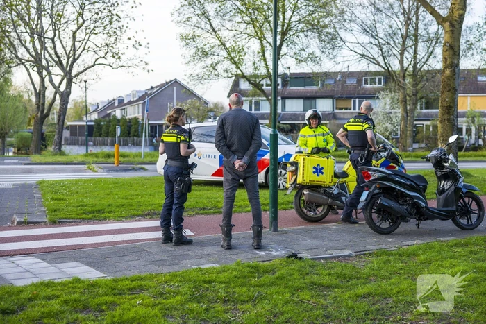 Scooterrijder botst boven op lantaarnpaal