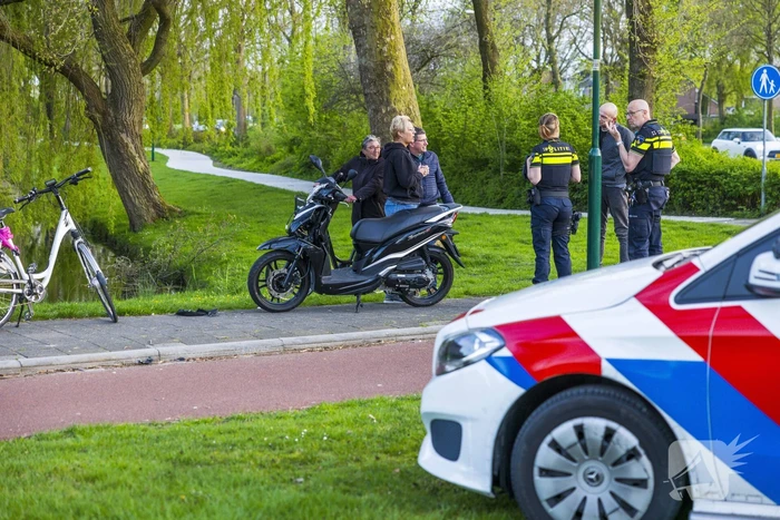 Scooterrijder botst boven op lantaarnpaal