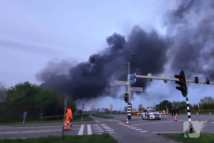 Uitslaande brand in loods bouwbedrijf