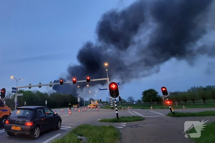 Uitslaande brand in loods bouwbedrijf