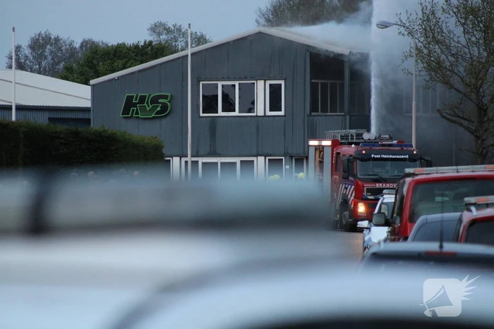 Uitslaande brand in loods bouwbedrijf