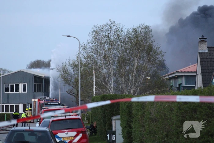 Uitslaande brand in loods bouwbedrijf
