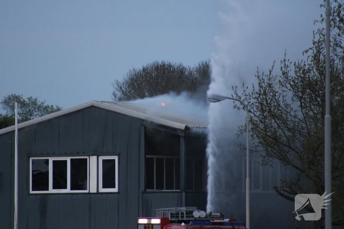 Uitslaande brand in loods bouwbedrijf