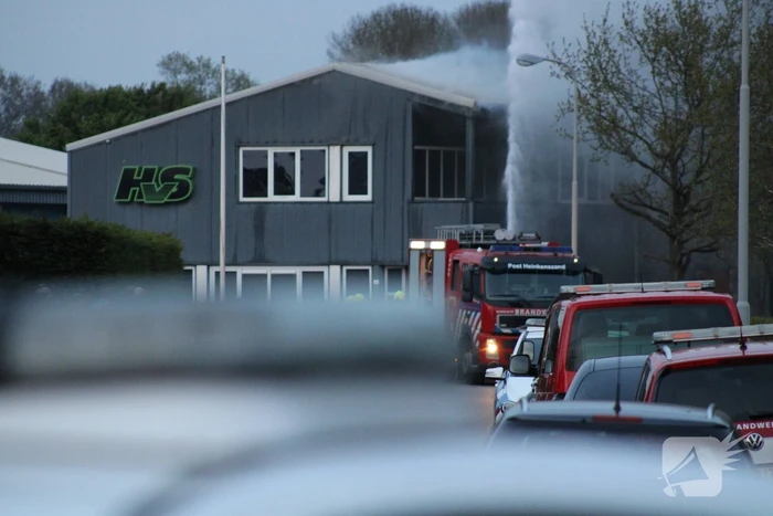 Uitslaande brand in loods bouwbedrijf