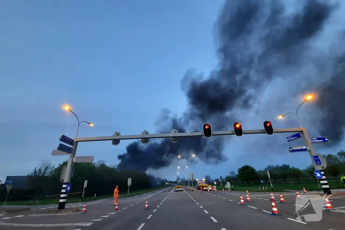 Uitslaande brand in loods bouwbedrijf