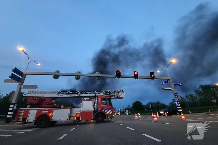 Uitslaande brand in loods bouwbedrijf
