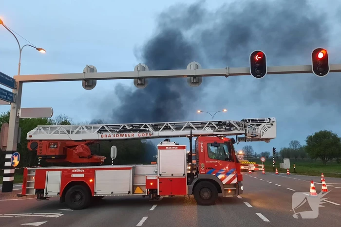 Uitslaande brand in loods bouwbedrijf