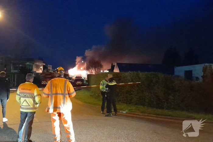Uitslaande brand in loods bouwbedrijf