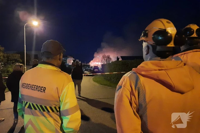 Uitslaande brand in loods bouwbedrijf