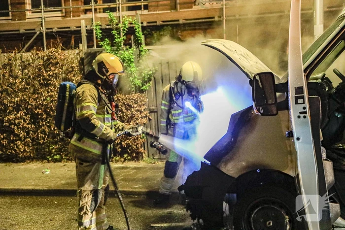 Brand in geparkeerde bestelbus snel geblust