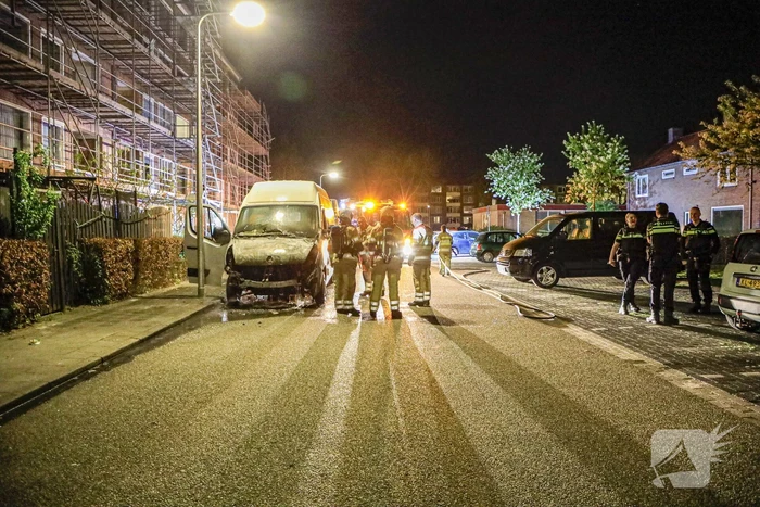 Brand in geparkeerde bestelbus snel geblust