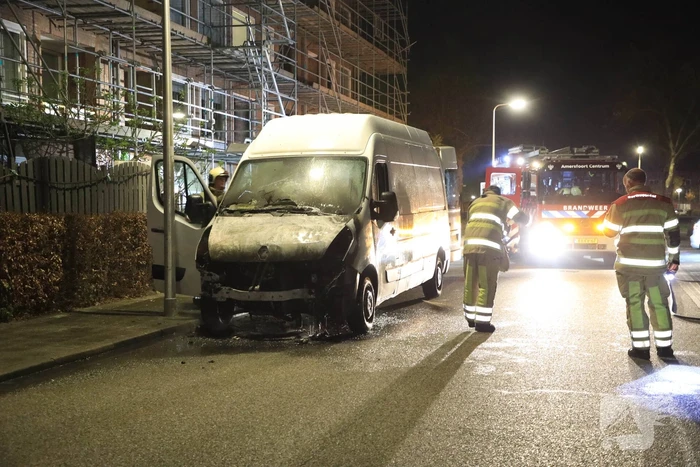 Brand in geparkeerde bestelbus snel geblust