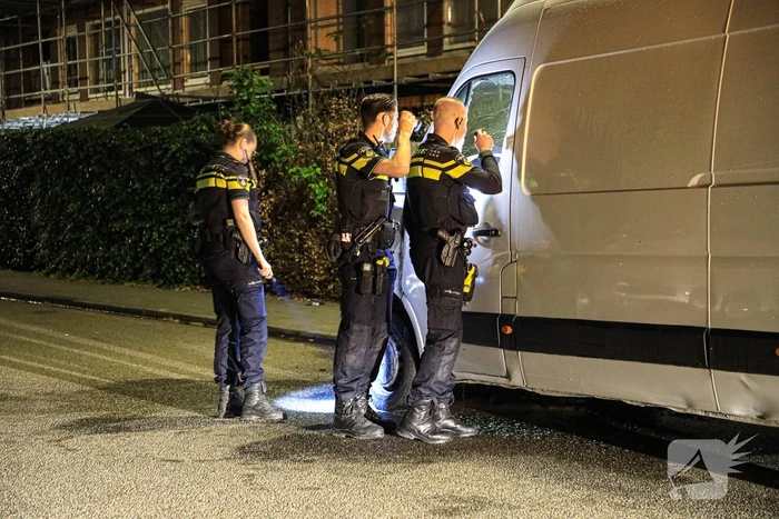 Brand in geparkeerde bestelbus snel geblust