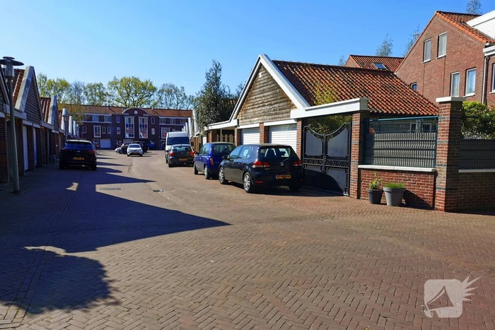 Bestuurder vrachtwagen slaat op de vlucht na aanrijding