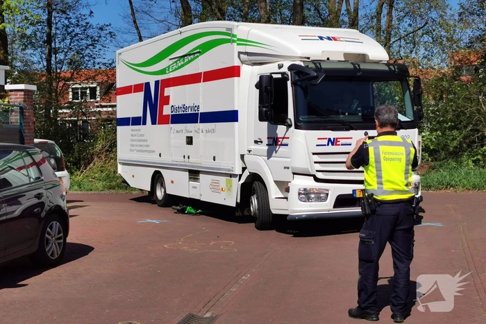 Bestuurder vrachtwagen slaat op de vlucht na aanrijding