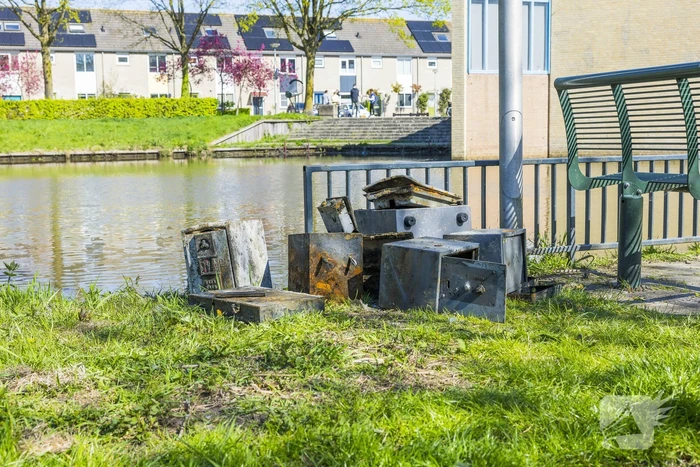 Meerdere verroeste kluizen uit vijver gehaald