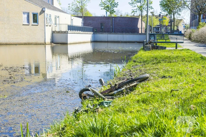 Meerdere verroeste kluizen uit vijver gehaald
