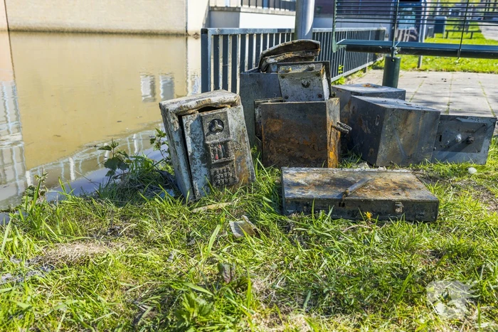 Meerdere verroeste kluizen uit vijver gehaald