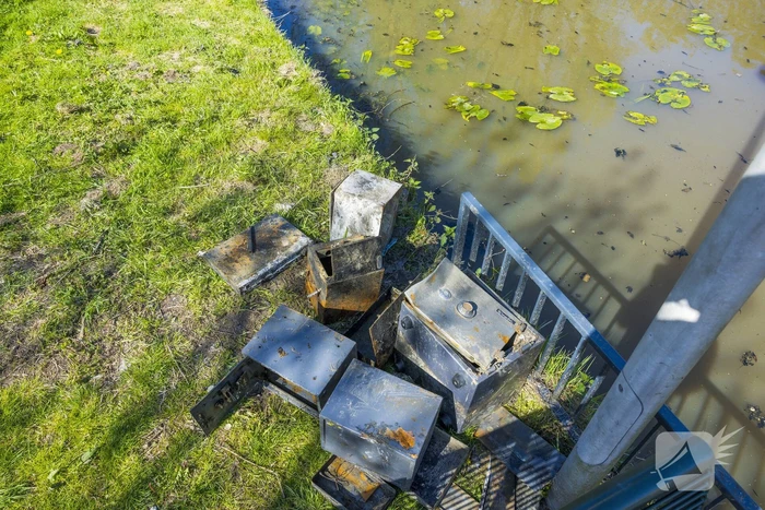 Meerdere verroeste kluizen uit vijver gehaald