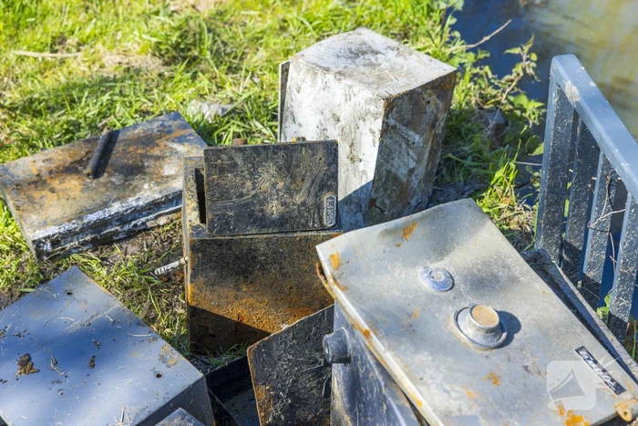 Meerdere verroeste kluizen uit vijver gehaald