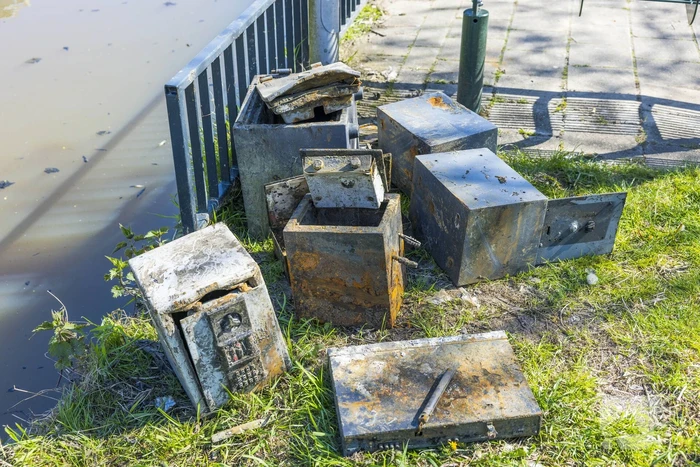 Meerdere verroeste kluizen uit vijver gehaald