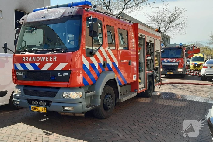 Brand in slaapkamer van portiekwoning