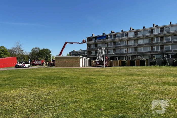 Dikke zwarte rookwolken uit de flatwoning