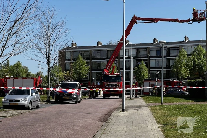 Dikke zwarte rookwolken uit de flatwoning