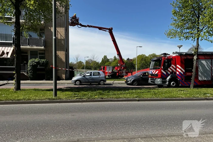 Dikke zwarte rookwolken uit de flatwoning