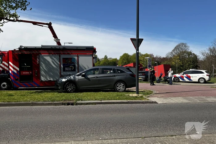 Dikke zwarte rookwolken uit de flatwoning