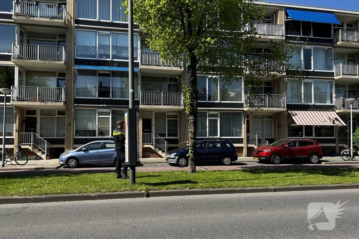 Dikke zwarte rookwolken uit de flatwoning