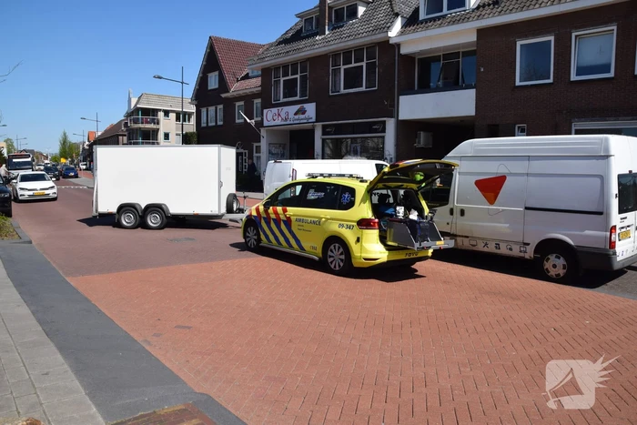 Scooter vliegt over motorkap van bestelbus