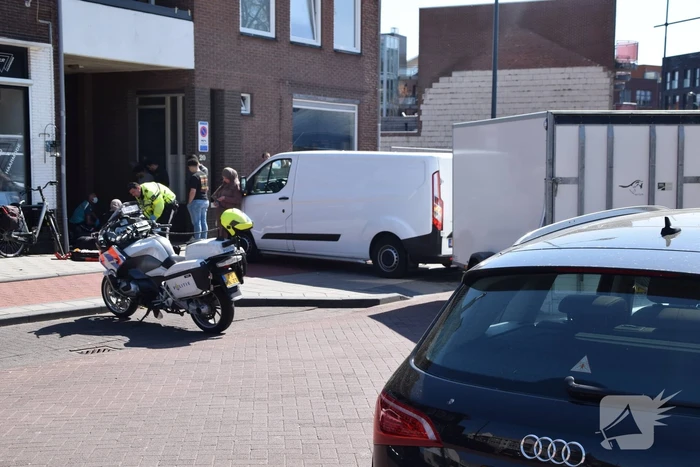 Scooter vliegt over motorkap van bestelbus