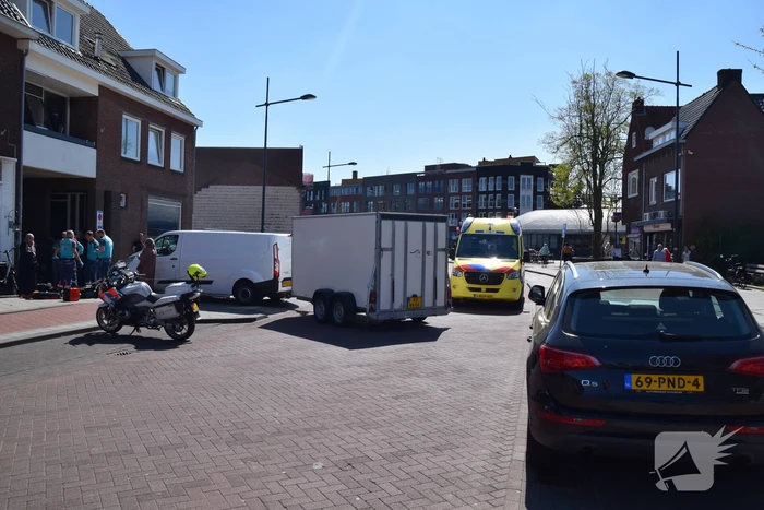 Scooter vliegt over motorkap van bestelbus