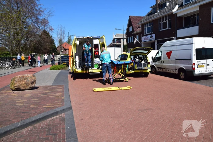 Scooter vliegt over motorkap van bestelbus