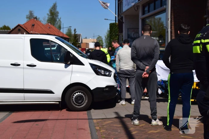 Scooter vliegt over motorkap van bestelbus