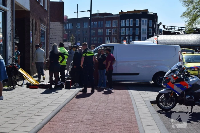 Scooter vliegt over motorkap van bestelbus