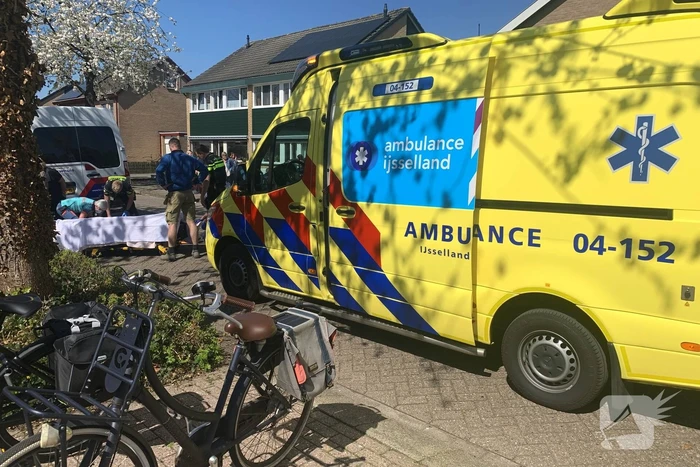 Fietsster botst tegen openslaande deur van geparkeerde auto