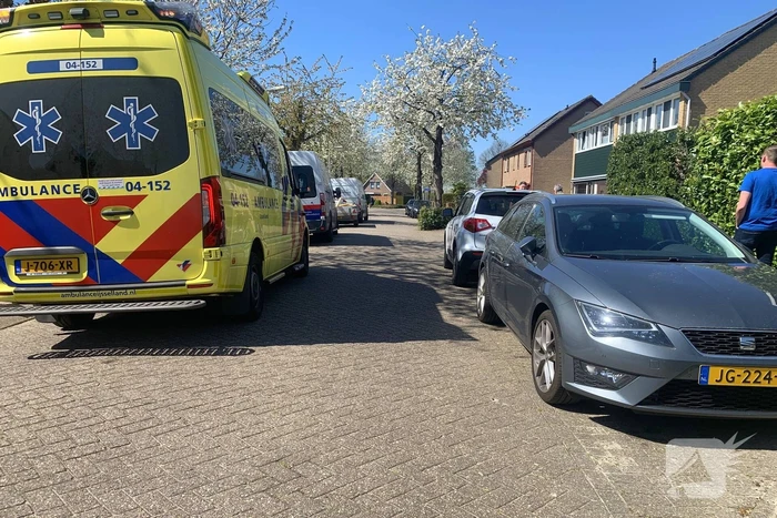 Fietsster botst tegen openslaande deur van geparkeerde auto