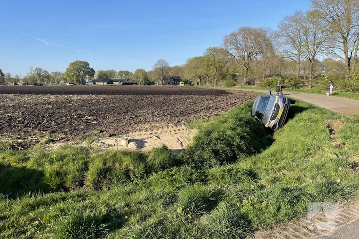 Personenauto belandt in greppel na ongeval