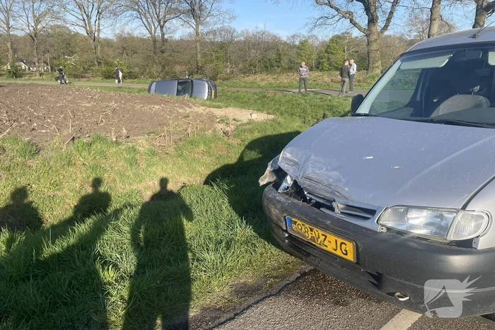 Personenauto belandt in greppel na ongeval