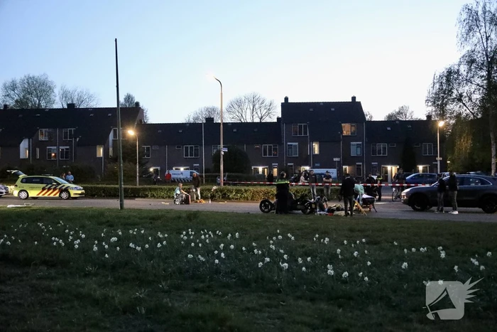 Driewielmotor op de kop na botsing met lantaarnpaal