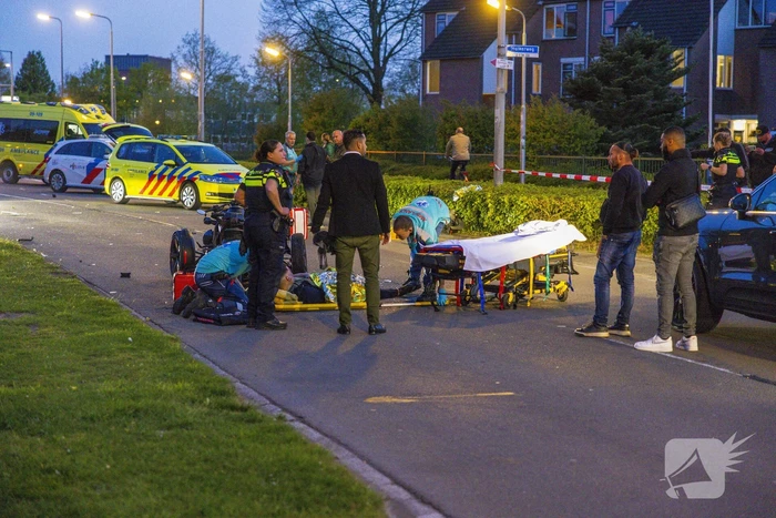 Driewielmotor op de kop na botsing met lantaarnpaal