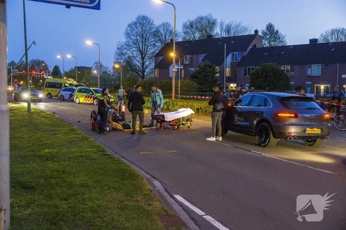 Driewielmotor op de kop na botsing met lantaarnpaal