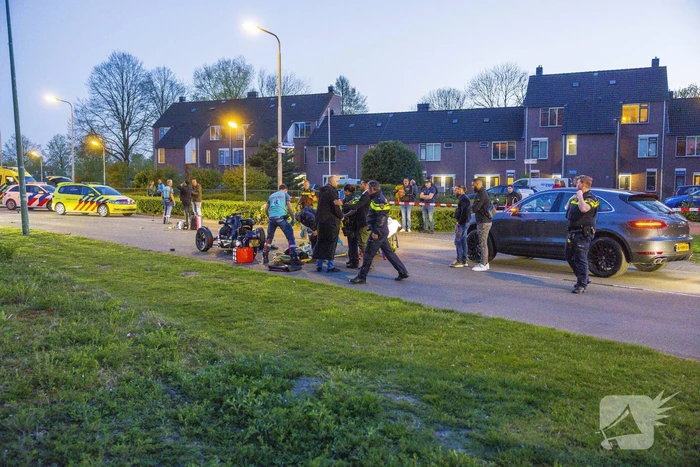 Driewielmotor op de kop na botsing met lantaarnpaal