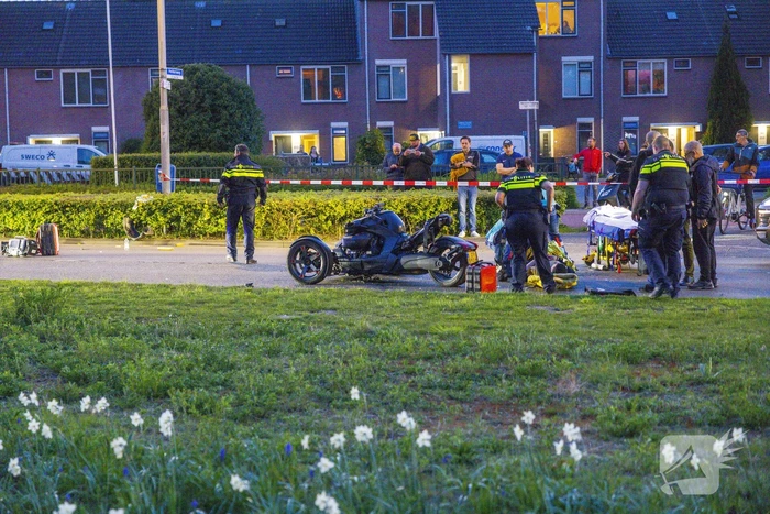 Driewielmotor op de kop na botsing met lantaarnpaal