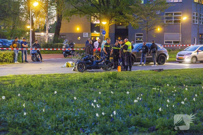 Driewielmotor op de kop na botsing met lantaarnpaal
